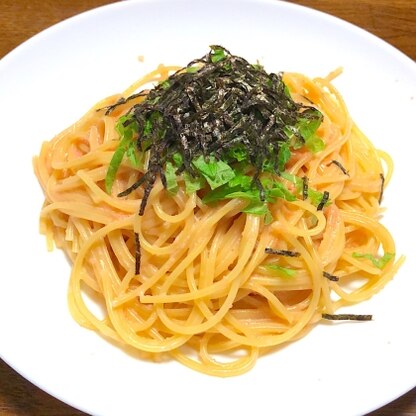 休日の朝食に。簡単で美味しかったです。バターを少なめにし、その分マヨネーズを足しました。自家栽培の大葉をトッピングし、レモン汁も少し追加しました。リピ決定です！